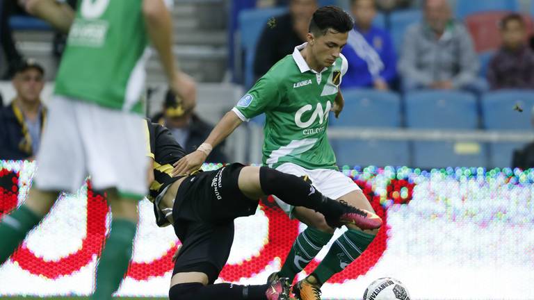 Manu Garcia in actie tegen Vitesse (foto: OrangePictures).