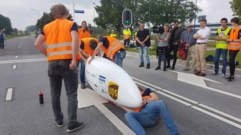 Fiets rijdt met 83 kilometer per uur over de snelweg, studenten testen supersnelle fiets 