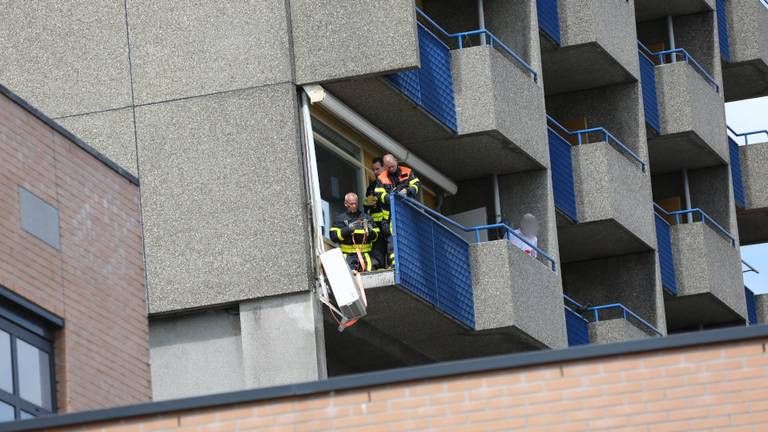 Inspectie op balkon (foto: Christian Traets/SQ Vision Mediaprodukties).