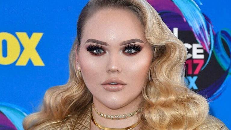 Nikkie de Jager op de Teen Choice Awards (Foto: Instagram NikkieTutorials).