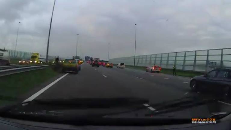 Het ging bijna mis op de A16. (Beelden: Marco Verhage)