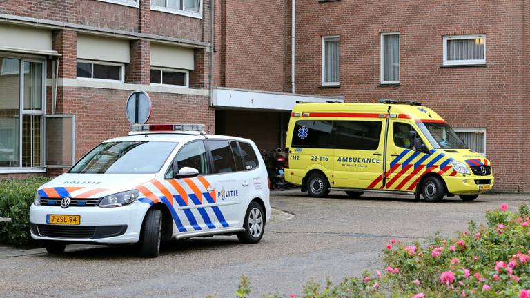 Hulpdiensten werden ingeschakeld na de overval op de Bladelse (foto: Berry van Gaal/SQ Vision).