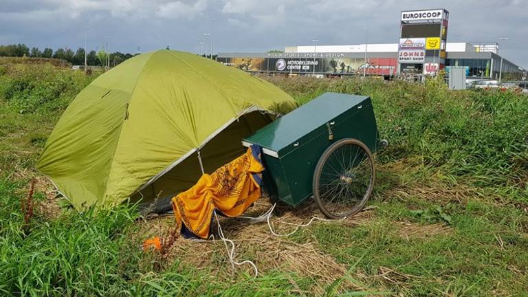 Het tentje bij de A58 (foto: Toby de Kort)