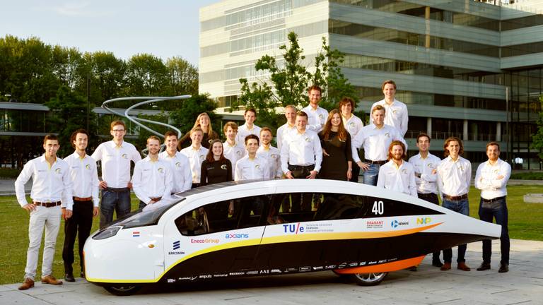 Het Solar Team Eindhoven bij hun Stella Vie. Foto: Bart van Overbeeke