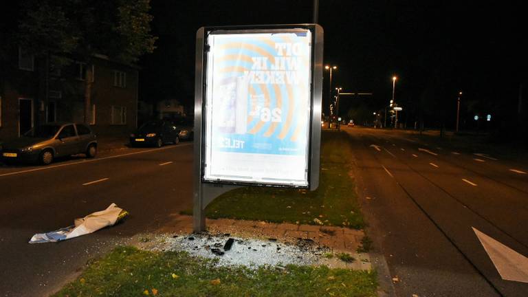 Weer ging het glas van een reclamezuil aan diggelen. (Foto: Toby de Kort)