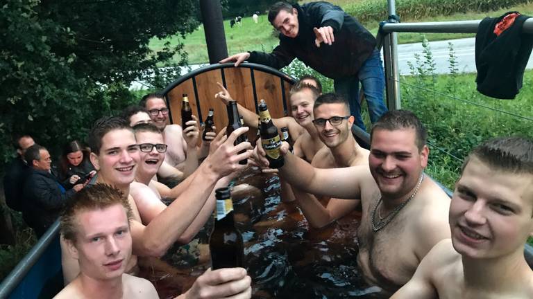 Het Leger des Pils geniet met een biertje van hun giertank-jacuzzi. (foto: Eva de Schipper)