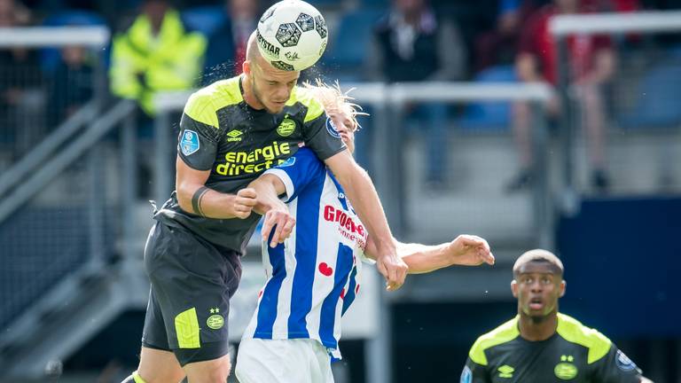 Jorrit Hendrix (l.,) in duel met Morten Thorsby van sc Heerenveen (Foto: VI-Images)