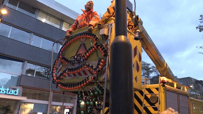 De lampjes worden gemonteerd aan de lamtaarnpalen