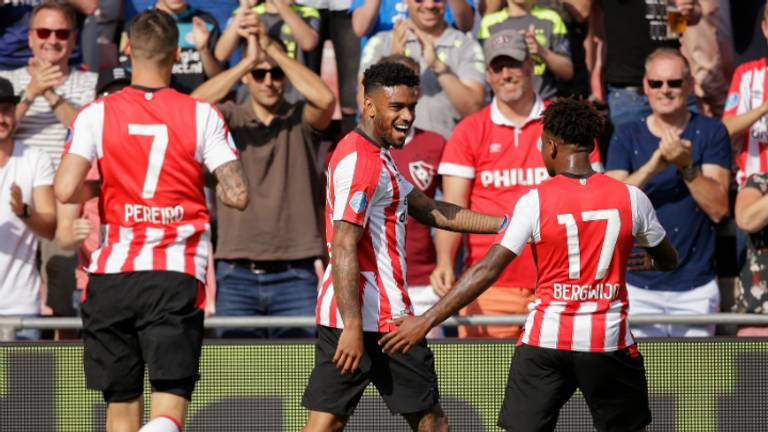 Jürgen Locadia lacht na zijn doelpunt van zondag tegen Roda JC (foto: Orangepictures).