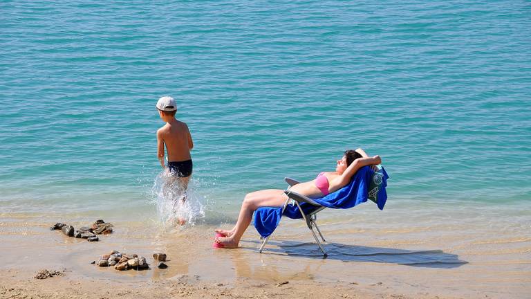 Genieten van het warme weer. Foto: ANP
