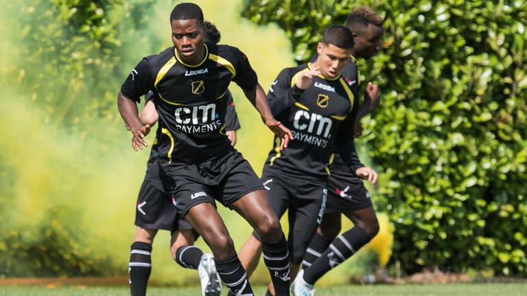 Fisayo Adarabioyo, die van NAC naar FC Oss gaat (foto: NAC Breda).