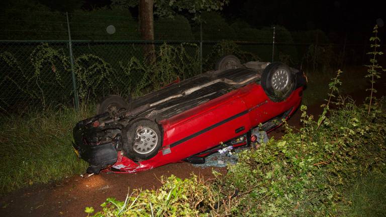 De auto sloeg over de kop. (Foto: Christian Traets)