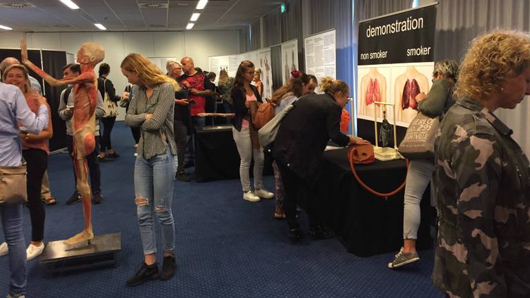 Geruchtmakende tentoonstelling met lijken in hotel Breda van start: ‘Heel luguber'