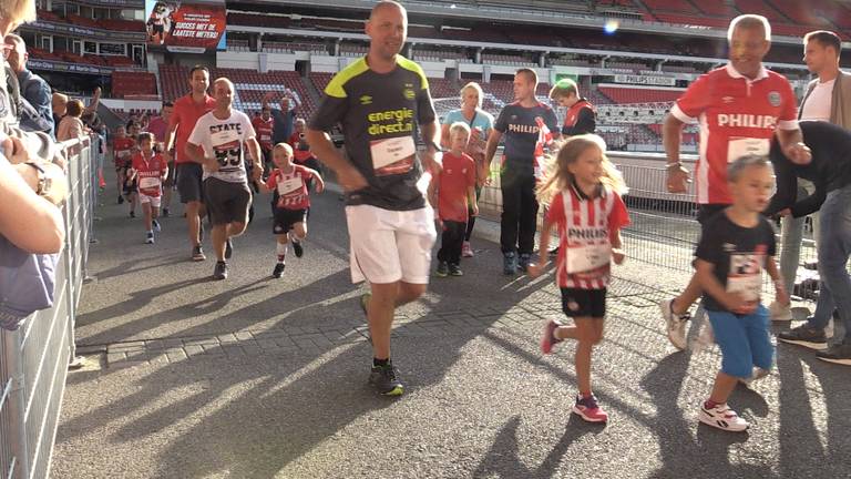 400 kinderen rennen door het Philips Stadion 