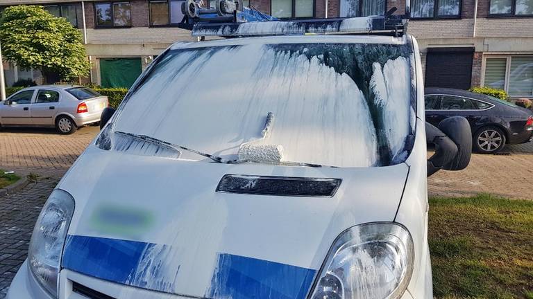 Tilburger overgoot de bestelbus van rivaal met verf
