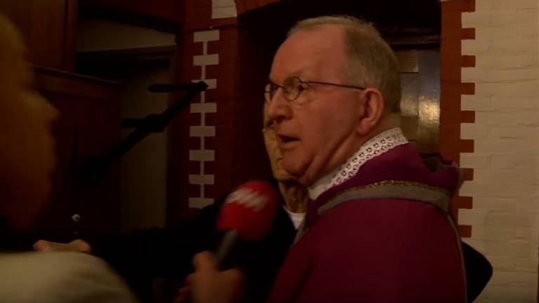 De pastoor maakte ook ruzie met een verslaggever van PowNed. (Beeld: Powned)