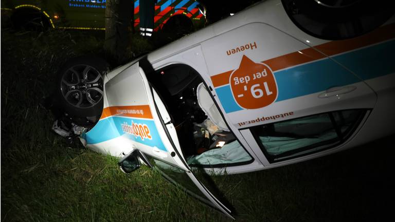 De auto landde op het dak. (Foto: FPMB)