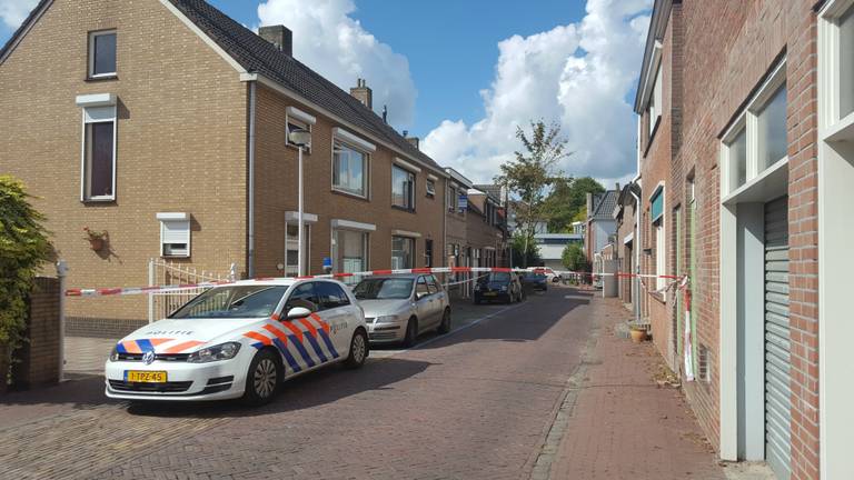 De politie zette de Berenstraat straat af voor onderzoek. (Foto: Petra van Middendorp)