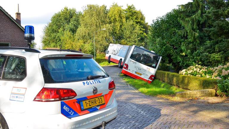 Een lege bus en een volle greppel bij Bavel (Foto: Diederik Cools/ Stuve fotografie)