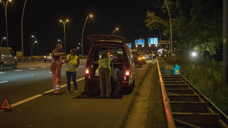 De band zorgde voor een ravage op de weg. (Foto: SQ Vision)