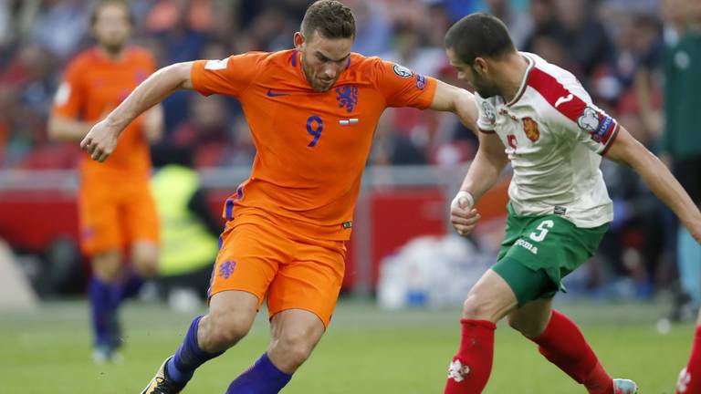 Vincent Janssen in duel met een Bulgaar (foto: VI Images).