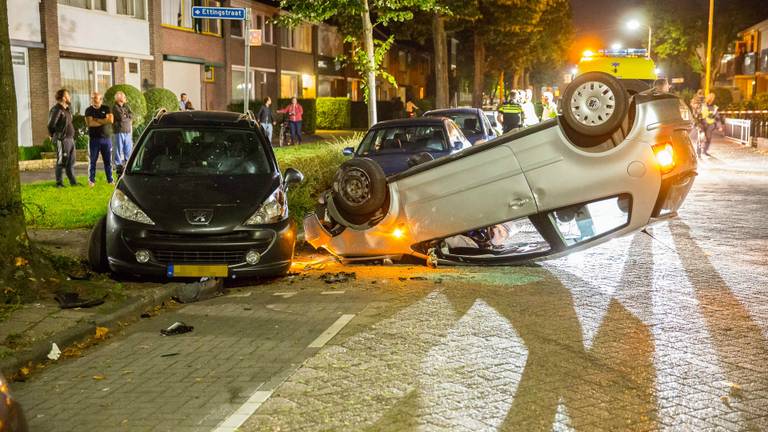 De auto belandde op zijn kop. Foto: Christian Traets / SQ Vision Mediaprodukties