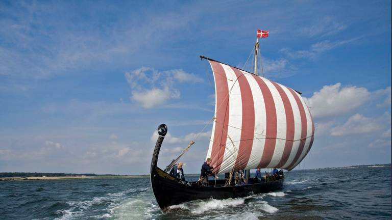 Vikingschip komt aan in het PreHistorisch Dorp Eindhoven  