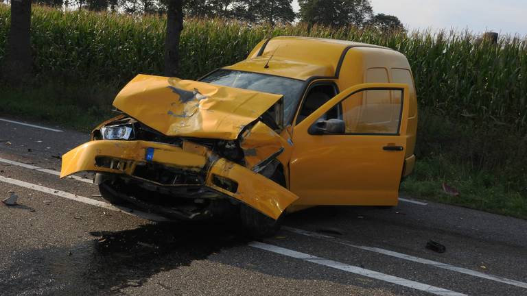 Het bestelbusje is zwaar beschadigd. (Foto:AS Media)