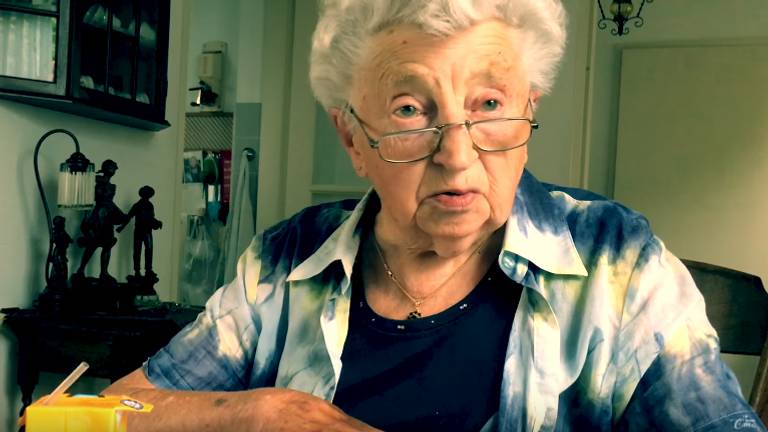 Oma Marie in haar vlog (Foto: Screenshot YouTube)