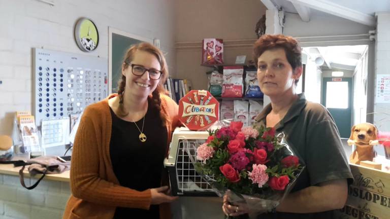 Emi Stikkelman (links) en Sandra van Rooij, met in het midden opgeborgen in een kooitje Doerak.