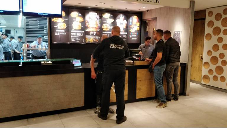 Klant McDonalds probeerde tablet te stelen (Foto:FPMB Bernt van Dongen)