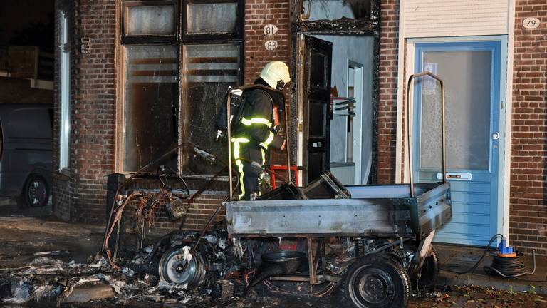 De brand sloeg over van het wagentje naar de woning. (foto: Toby de Kort)