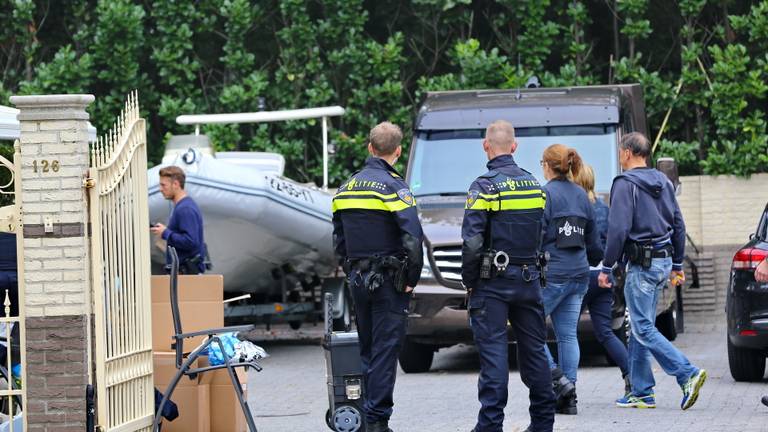 Foto Berry van Gaal: Agenten op het terrein van het woonwagenkampje aan de Steenovens in Westerhoven