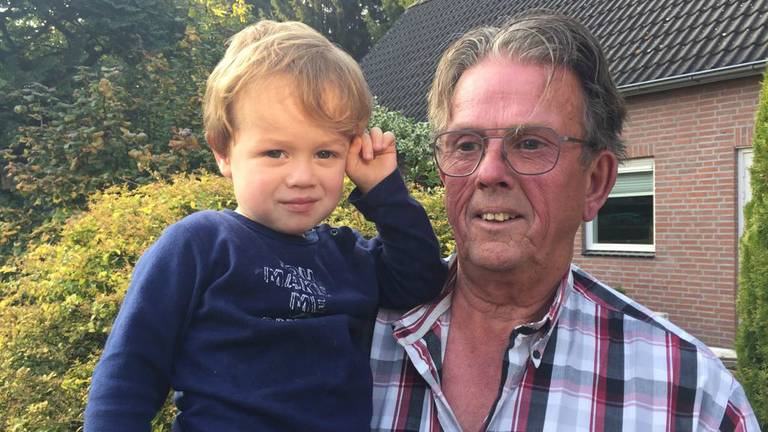 Hennie met zijn kleinzoon Mattias. (Foto: Raymond Merkx)