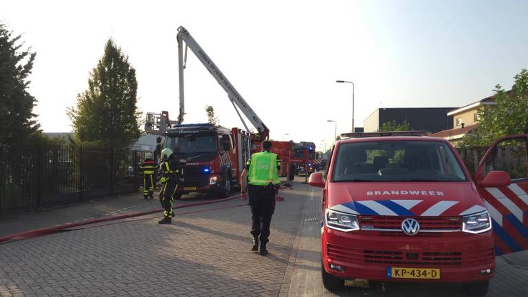 Brand in loods met kunststof zwembaden.