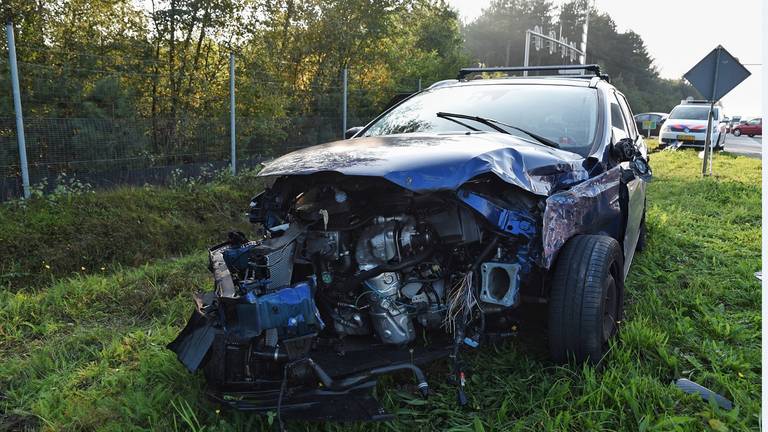 Vrachtwagen rijdt door na aanrijding in Tilburg (Foto:Toby de Kort)