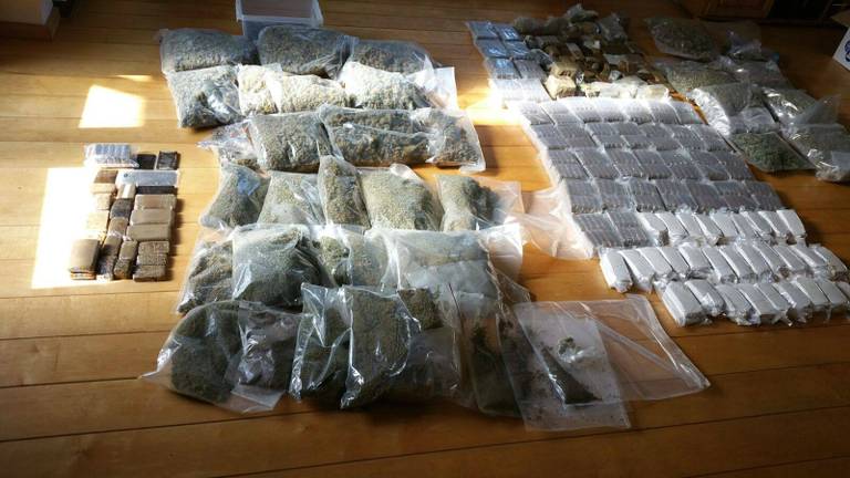 De gevonden drugs. (Foto: Politieteam Roosendaal)