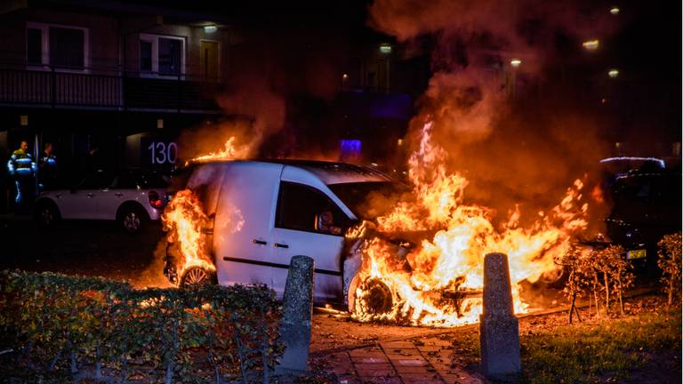 De auto brandde volledig uit. (Foto: Persburo-BMS)