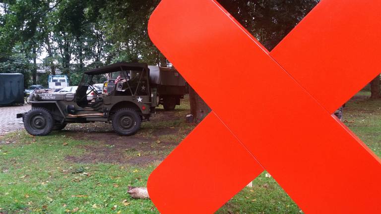 Een jeep en een rood kruis: symbolen van de viering van de bevrijding (foto: Arianne de Jong).