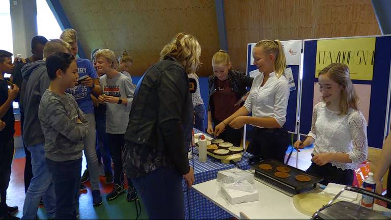 Op het Beatrix College in Tilburg worden lekkernijen verkocht.