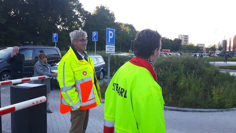 Nout is voor het eerst steward: 'Spannend, maar het is nog vrij rustig' (foto: Florian van Velthoven).