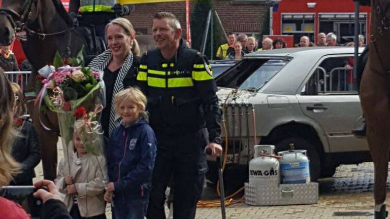 Het aanzoek van politieagent Jeroen aan zijn vriendin Mariska tijdens de veiligheidsmarkt in Drunen. Foto: Gemeente Heusden