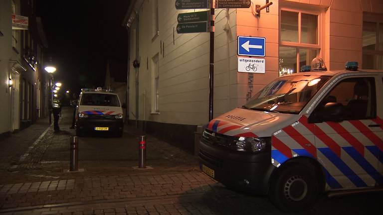 Politie bij het huis aan de Kerkstraat waar de broers werden overvallen. Foto: