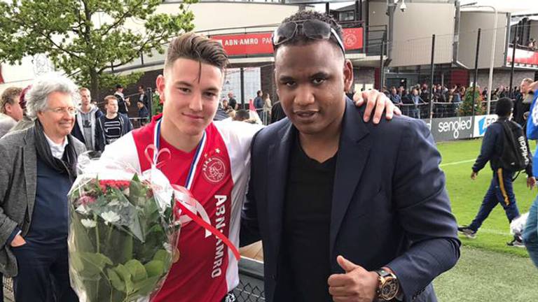 Zaakwaarnemer Stefano van Delden (rechts) naast Ajax-speler Mees de Wit. Foto: Stefano van Delden