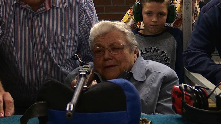 De 97-jarige Ria van Dijk mocht verschillende wapens uitproberen