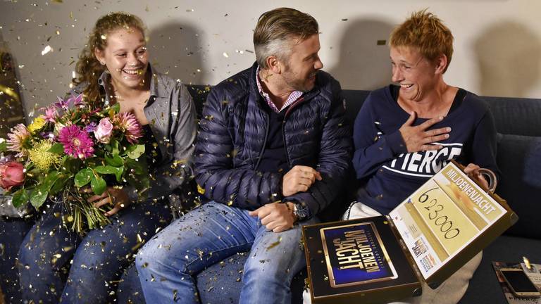 Anja met Winston en haar dochter op de bank. (foto: Roy Beusker)