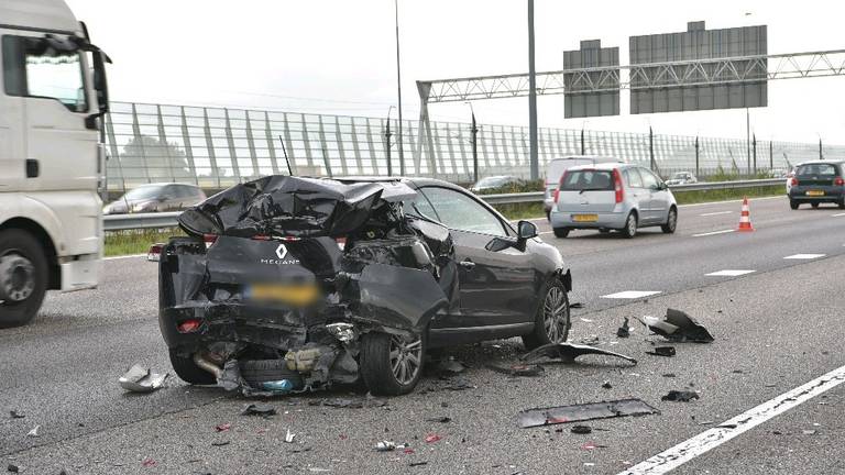 Flinke schade na de botsing. (Foto: Tom van der Put/SQ Vision)