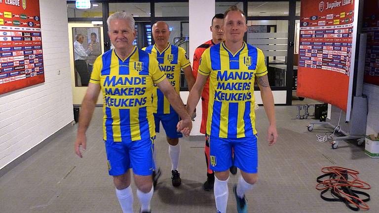 Spelers en ouderen samen het veld op bij RKC.