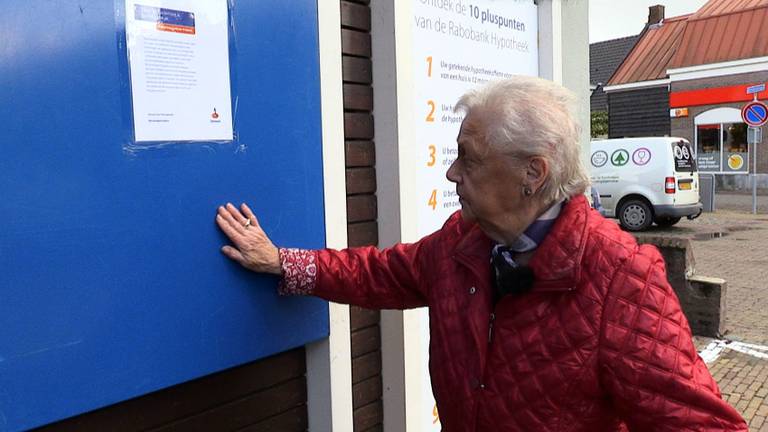 De 78-jarige mevrouw De Wit-De Jong mist 'haar' pinautomaat nu al.