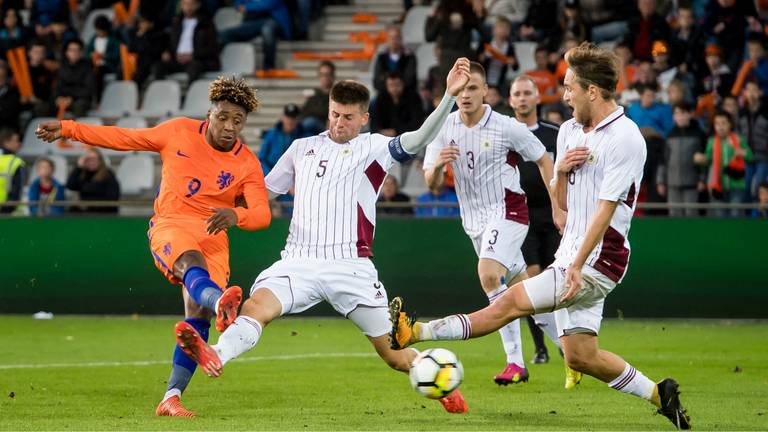 Steven Bergwijn in actie tegen Jong Letland (foto: VI Images).